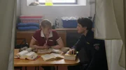 Das Zimmermädchen Madeleine Walter (Lil Paulin, l.) hat die Tote gefunden. Austauschpolizist Eddi Jansons (Gustavs Gailus, r.) nimmt ihre Aussage auf. Die beiden sind sich offensichtlich sehr sympathisch. Aber hat Madeleine auch Informationen, die zur Lösung des Falles beitragen könnten?