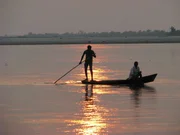Wenn der Brahmaputra, „der Sohn Brahmas“  gnädig ist, so sagen die Fischer, dann kommen sie im Morgengrauen mit reicher Beute nach Hause. Wenn der Brahmaputra, „der Sohn Brahmas“  gnädig ist, so sagen die Fischer, dann kommen sie im Morgengrauen mit reicher Beute nach Hause.