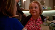 Gisela (Martina Eitner-Acheampong, r.) lernt am Badesee Victoria (Caroline Schreiber, l.) kennen, der gerade alle Sachen gestohlen worden sind. Gisela hilft ihr und Victoria lädt sie aus Dank zum Essen ein.