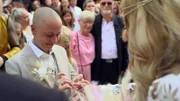 Krümel steckt Jezz den Ring an
