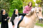 Agnes und Felicitas können nicht glauben, dass Annegret nur mit ihrem Pferd spricht (v.li.: Karin Gregorek, Emanuela von Frankenberg, Lara Wichniarz, Natalie O’Hara).