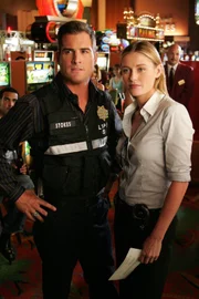 Nick (George Eads) und Det. Sofia Curtis (Louise Lombard).