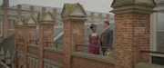 Elena (Vanessa Dolmen) zeigt Clive (Jethro Skinner) ihren Lieblingsplatz in der Schule.