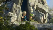 Raphael hat Kleiner Fuß einen geheimen Platz auf dem großen Felsen gezeigt, den die beiden nett herrichten wollen.
