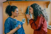 Claudia Kottal (Sandra Tichy), Anja Pichler (Jennifer Tichy).