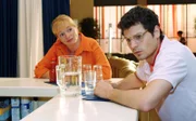 Helga (Ulrike Mai, l.) gibt Rokko (Manuel Cortez, r.) den Rat, in Sachen Lisa nicht aufzugeben.