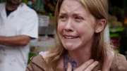 Allie (Lisa Joyce) ist am Boden zerstört, denn offensichtlich wurde ihr Wagen samt dem drei Monate alten Säugling gestohlen.