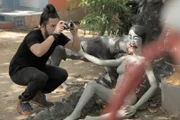 RJ fotografiert eine Statue im Kai-Tempel in Thailand.