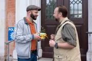 Hausmeister Winkler erfährt von Manfred Schnappinger, dass es sich bei seinem Geburtstagsgeschenk um eine Pflanze handelt, die unter Naturschutz steht.