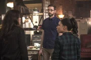 Bürgermeister Hamilton muss endlich ein Ende gesetzt werden, bevor die Einwohner von Clearwater größeren Schaden nehmen. Verzweifelt probieren Lund (Rob Kerkovich, M.), Percy (Shalita Grant, l.) und Gregorio (Vanessa Ferlito, r.), einen guten Plan zu schmieden ...