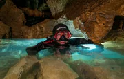 Florian Huber auf Tauchstation in der Wimsener Höhle. Sie ist die tiefste Unterwasserhöhle Deutschlands und wurde bisher bis auf eine Länge von über 1000 Metern erforscht. Bronzezeitliche Knochenfunde im Inneren der Höhle führen seit Jahren zu Spekulationen. Florian Huber will ein Stück Knochen für eine DNA-Analyse entnehmen.
