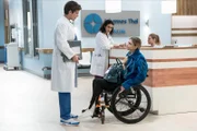 Ben Ahlbeck (Philipp Danne, l.) will unbedingt die gutaussehnde Smilla Eriksson (Laura Berlin, r.) als Patientin betreuen. Weil er in der Eile die Patientenakte nicht richtig gelesen hat, tritt er ins Fettnäpfchen. Leyla Sherbaz (Sanam Afrashteh, M.), die alles mitbekommt, klärt ihn auf.