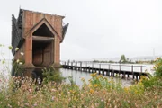 Das Lower Harbor Ore Dock in Marquette, Michigan, war von 1932 bis 1971 in Betrieb und transportierte Eisenerz zu den darunter angedockten Frachtschiffen. Heute erinnert das Bauwerk an die Bergbaugeschichte der Stadt und erstreckt sich fast 300 Meter weit in den Lake Superior hinein.