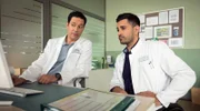 Dr. Ilay Demir bittet Dr. Philipp Brentano, sich noch einmal die Bilder seiner verletzten Hand anzusehen.