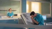 Es ist Weihnachten und Prof. Maria Weber (Annett Renneberg) sitzt mit Dr. Philipp Brentano (Thomas Koch) in der Isolierstation wegen eines Pest-Verdachts in der Klinik fest. Für Philipp ist es besonders bitter, da sein großer Sohn Oskar auch noch Geburtstag hat. Noch hat er ihm den wahren Grund seiner Isolation nicht erzählt und Oskar ist stinksauer, dass sein Vater nicht da ist.