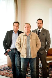 Kommissar Frank Thiel (Axel Prahl, Mitte) mit Prof. Karl-Friedrich Boerne (Jan Josef Liefers) und Schlagerstar Roman König (Roland Kaiser, l).