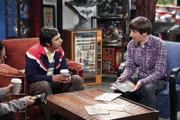 Müssen sich mit ein paar Problemen in ihrer Beziehung rumschlagen: Howard (Simon Helberg, r.) und Raj (Kunal Nayyar, l.) ...