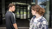 Vito (Junis Marlon) ist skeptisch. Was hat Leo vor den Spielerkabinen zu suchen?