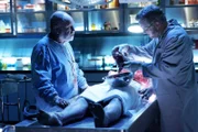 Die Autopsie der Leiche soll Dr. Robbins (Robert David Hall, l.) und Gil Grissom (William Petersen) Aufschluss über den Mörder bringen