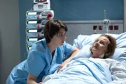 ARD IN ALLER FREUNDSCHAFT - DIE JUNGEN ÄRZTE, neue Vorabend-Weekly mit 42 Folgen, Folge 10 "Um jeden Preis", am Donnerstag (09.04.15) um 18.50 Uhr im Ersten. Bei all den Untersuchungen, die Magda Koshka (Gudrun Ritter, r.) über sich ergehen lassen muss, weicht Enkelin Theresa (Katharina Nesytowa, l.) ihr nicht von der Seite.