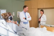 Prof. Maria Weber (Annett Renneberg) schlägt Ella Mischke (Laura Lippmann) eine künstliche Ohr-Prothese vor. Als sie mit ihren Erläuterungen fertig ist, prescht Dr. Kai Hoffmann (Julian Weigend) mit einer weiteren Option vor.