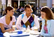 MDR Fernsehen FAMILIE DR. KLEIST FOLGE 21, "Wohngemeinschaften". Lisa (Marie Seiser, r.) hat sich in Saras (Alexandra Scheidt, l.) Cousin Alexander (Ole Tillmann, r.) verliebt.