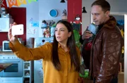 Dr. Kai Hoffmann (Julian Weigend) hat Arzu Ritter (Arzu Bazman) über die derzeitige Kliniksituation informiert und dass ihr Mann Philipp derzeit mit Pestverdacht in der Isolation ist. Arzu ist äußerst besorg ob dieser Nachrichten.