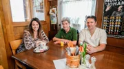 Lisa Gadenstätter (l.) spricht mit Leopold und Thomas Selitsch über ihren 125 Jahre alten Familienbetrieb, Stadlauer Vorstadtbeisl Selitsch, 1220 Wien.