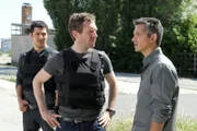 "CopStories", "Dillo." Ein verrückter Tag: Die Entführung es jungen Ägypters Said gibt Rätsel auf. Said taucht unerwartet auf der Polizeiinspektion auf und gibt an, er hätte gerade seinen Entführern entfliehen können. Doch seine Auskünfte zum Fall sind mehr als widersprüchlich. Roman und Tina sind unterdessen auf der Jagd nach einem verkleideten Indianer, der auf einem Pferd durch die Gegend reitet. Ausgerechnet Eberts' Therapeutin wird von einer Gruppe Jugendlicher beinahe beraubt und Sylvester verschlägt es beim Einsatz in der Wohnung von Frau Eberhardt und ihrem behinderten Sohn Dani zum ersten Mal die Sprache. Bergfeld gerät bei einer nicht ganz offiziellen Aktion in eine Schießerei und Altan beginnt seine gefährliche Mission als Doppelagent bei Dogan.Im Bild (v.li.): Fahri Yardim (Altan Uslu), Johannes Zeiler (Andreas Bergfeld), Faris Rahoma (Milce).