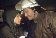 MDR Fernsehen FAMILIE DR. KLEIST I. STAFFEL FOLGE 6, "Verschüttet", am Samstag (14.07.12) um 10:15 Uhr. Die Kinder sind in Sicherheit: Marlene (Christina Plate, l.) und Christian (Francis Fulton-Smith, r.) atmen auf.