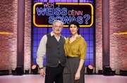 Treten bei "Wer weiß denn sowas?" gegeneinander an: Der Schauspieler und Kabarettist Max Herbrechter (l.) und die Schauspielerin und Moderatorin Jasmin Gerat (r.).