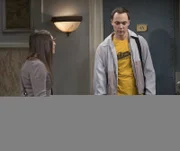 Ein Magazin hat einen Artikel über die Arbeit von Leonard und Sheldon veröffentlicht, ohne Leonards Namen zu erwähnen. Können Sheldon (Jim Parsons, r.) und Amy (Mayim Bialik, l.) ihn etwas aufheitern?