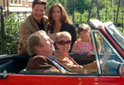 hr-fernsehen FAMILIE DR. KLEIST Folge 32, Heimlichkeiten, 39-teilige Fernsehserie, Deutschland 2004, Regie: Richard Engel, am Mittwoch (19.05.10) um 21:45 Uhr. Johannes (Ulrich Pleitgen, vorne l.) und Inge (Uta Schorn, vorne r,) freuen sich auf ihre Reise nach Rübeland. Christian (Francis Fulton-Smith, hinten l.), Marlene (Christina Plate, hinten M.) und Clara (Lisa-Marie Werner, hinten r.) wünschen ihnen eine gute Fahrt.