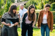 Rechtsmedizinerin Dr. Pilar Westphal (Yulia Yáñez Schmidt, r.), Kommissarinnen Amira Mahdi (Aylin Ravanyar, Mi.) und Lilly Funke (Tatjana Kästel, r.) stehen über dem leblosen Körper eines Hobbyastronoms, der mit seinem eigenen Teleskop erschlagen wurde. (Komparse im Bild)