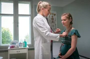 Nora Kaminski (Tanja Wedhorn, li.) untersucht die schwangere Tamara (Maike Jüttendonk).