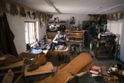 Schuhmachermeister Philipp Schwarz beim Arbeiten in seiner Werkstatt