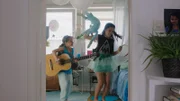 Klara (Paulina Pizarro Swartling) spielt zusammen mit ihrer großen Schwester Leia (Nadine Arizcurinaga Benchaouch).