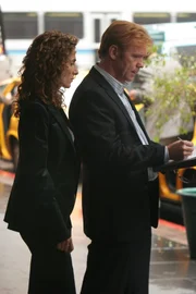 "CSI NY", "Treibjagd." Die Jagd nach dem Massenmörder Henry Darius führt Miamis besten CSI-Mann Horatio Caine bis in den Big Apple. Für ihn und seinen New Yorker Kollegen Mac Taylor beginnt ein Wettlauf mit der Zeit, um den gefährlichen Soziopathen zu stoppen. Im Bild (v.li.): David Caruso (Horatio 'H' Caine), Melina Kanakaredes (Det. Stella Bonasera).