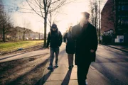 Letzte Chance für Schulabbrecher: Merlin (l.) (18), Angelo (r.) (20) und Liska (M.) (19) laufen zur Gangway-Schule in Hamburg. An der sogenannten Ergänzungsschule haben sie die Möglichkeit, ihren Schulabschluss nachzuholen. Alle drei sind, wie sämtliche Schülerinnen und Schüler der Gangway-Schule, zuvor an Regelschulen gescheitert.