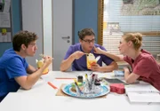 ARD IN ALLER FREUNDSCHAFT - DIE JUNGEN ÄRZTE, neue Vorabend-Weekly mit 42 Folgen. Folge 12 "Neues Leben", am Donnerstag (23.04.15) um 18.50 Uhr im Ersten. In der Mittagspause überlegt Elias (Stefan Ruppe, M.) wie er seine Patientin und ehemalige Grundschullehrerin Renate Grunow von einer OP überzeugen kann. Ben (Philipp Danne, l.) und Julia (Mirka Pigulla, r.) finden, dass Frau Gunow die alte Schüler-Lehrer-Rolle zu ihrem Vorteil ausnutzt und raten Elias zu einem selbstsicherem Auftreten.