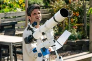Der Hobbyastronom Nils Pfennig (Maximilian Grill) richtet sein Teleskop für eine klare Sommernacht aus. Am nächsten Morgen wird er erschlagen im Teich seines Schrebergartens aufgefunden.