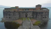 Fort Alexander ist eine Seefestung auf einer künstlichen Insel im Finnischen Meerbusen vor St. Petersburg.