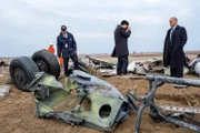 Ein Ermittler (gespielt von James Chung) macht Fotos von den Überresten des China Airlines Fluges 140, während der leitende Ermittler (gespielt von Von Flores) zusieht. Ermittler der AAIC und Bergungsarbeiter (gespielt von Schauspielern im Hintergrund) begutachten den Tatort.