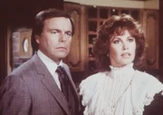 Jennifer (Stefanie Powers, re.) und Jonathan Hart (Robert Wagner) haben Anpassungsprobleme an die steifen Umgangsformen ihrer neuen Hausangestellten ...