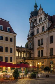 Terrasse zwischen Taschenbergpalais und Schloss.