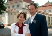 hr-fernsehen FAMILIE DR. KLEIST Folge 35, Herzschmerz, 39-teilige Fernsehserie, Deutschland 2004, Regie: Erwin Keusch, am Mittwoch (09.06.10) um 21:45 Uhr. Der Architekt Maximilian Ohlmann (Helmut Zierl, r.) hat in seiner Kollegin Sophia Brucker  (Ute Willing, l.) die große Liebe gefunden.