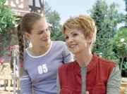 Mit Inge (Uta Schorn, r.) versteht sich Lisa (Marie Seiser, l.) ausgezeichnet. Doch Christian fragt sich, ob seine Tochter auch die neue Liebe in seinem Leben akzeptieren wird.