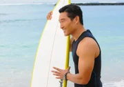 Wird von der internen Ermittlung befragt, da der Verdacht aufgekommen ist, dass er vor fünfzehn Jahren einen Mord vertuscht hat: Chin (Daniel Dae Kim) ...