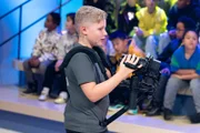 Kamerakind Fabian unterstützt heute das Aufnahmeteam im Studio.