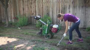 Der schreckliche Garten von Chris und Marisa erstreckt sich vor und hinter ihrem Haus. Der Vorgarten besteht aus Betonsteinen und das Bewässerungssystem im Garten ist kaputt und unansehnlich. Deshalb kommt Garten-Retter Chris Lambton wie gerufen! Er überrascht das Paar mit einer großzügigen Holzterrasse, einem extravaganten Kamin, einem spezialangefertigten Bambus-Esstisch und einer üppigen Bepflanzung mit einem Meer aus Blumen. Aus Marisas und Scotts langweiligem Grundstück wird ein exklusiver Rückzugsort für die ganze Familie.